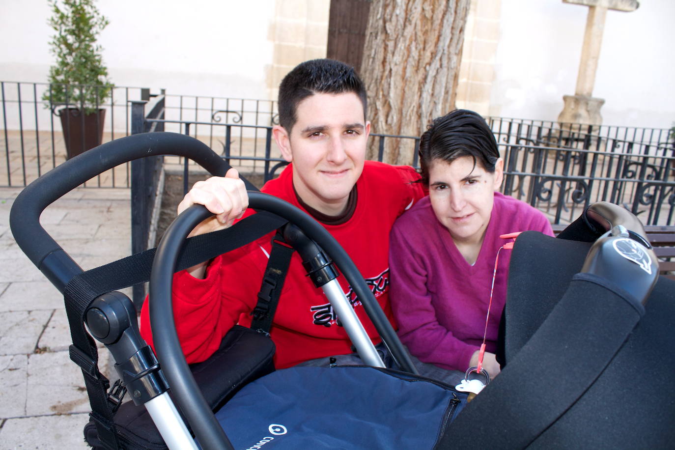 Rubén y Alicia mecen el carro de Luna. 