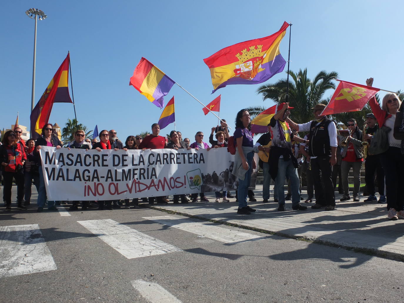 Medio millar de personas participa en la jornada final de la marcha que en los últimos diez días ha recorrido 'la carretera de la muerte' 
