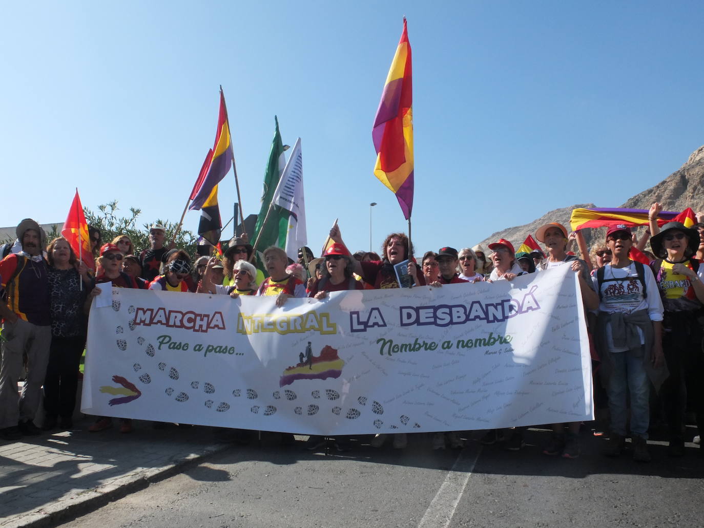 Medio millar de personas participa en la jornada final de la marcha que en los últimos diez días ha recorrido 'la carretera de la muerte' 