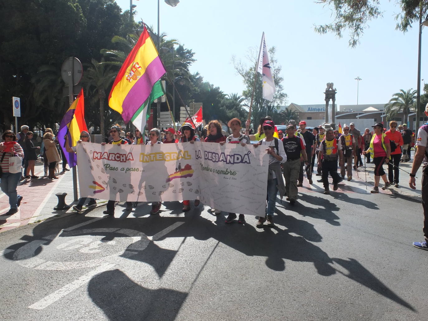 Medio millar de personas participa en la jornada final de la marcha que en los últimos diez días ha recorrido 'la carretera de la muerte' 