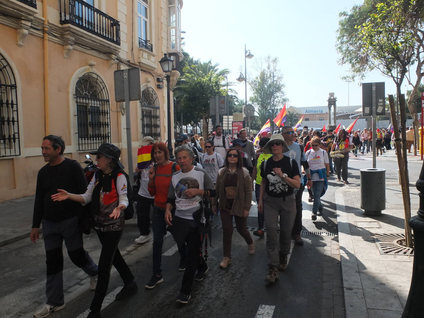 Medio millar de personas participa en la jornada final de la marcha que en los últimos diez días ha recorrido 'la carretera de la muerte' 