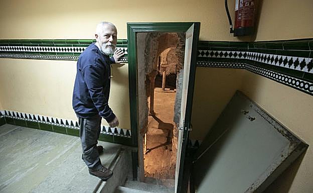 Una trampilla en el suelo da acceso a los restos de los baños que muestra Santiago Moya