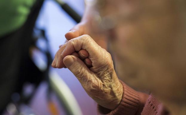 Una banda de Granada estafa a 1.500 ancianos con material para tratar sus enfermedades