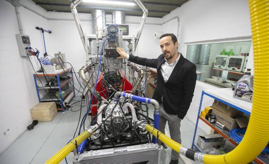 Juan Garrido, en la sala de pruebas del motor.