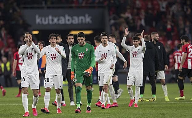 Los jugadores del Granada miran a la esquina donde estaban los seguidores del equipo en San Mamés para despedirse el miércoles. 