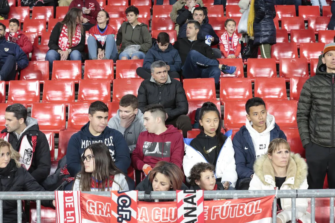 La victoria de los rojiblancos en el descuento desató la alegría en la grada del estadio 