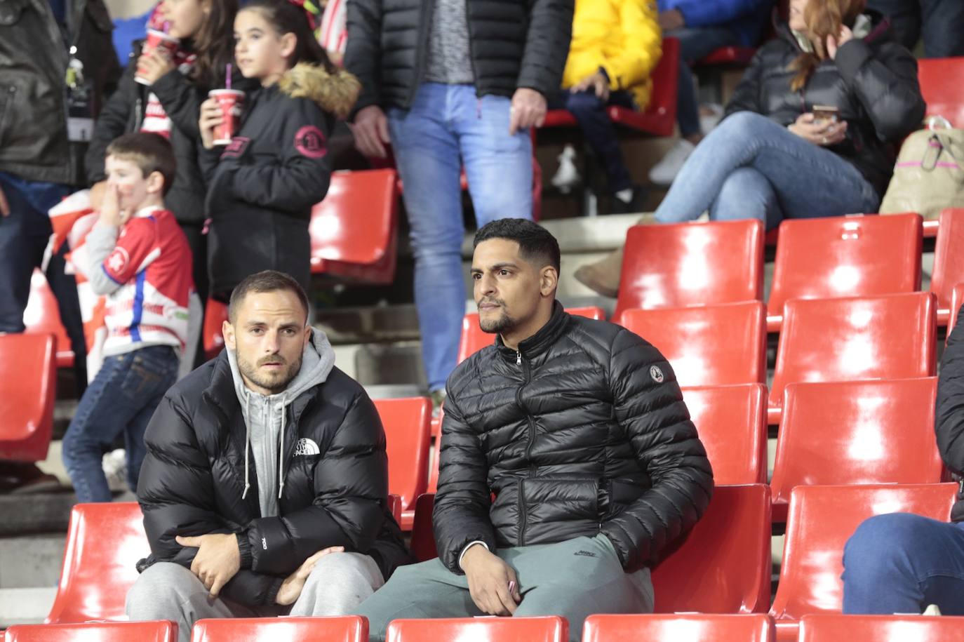 La victoria de los rojiblancos en el descuento desató la alegría en la grada del estadio 