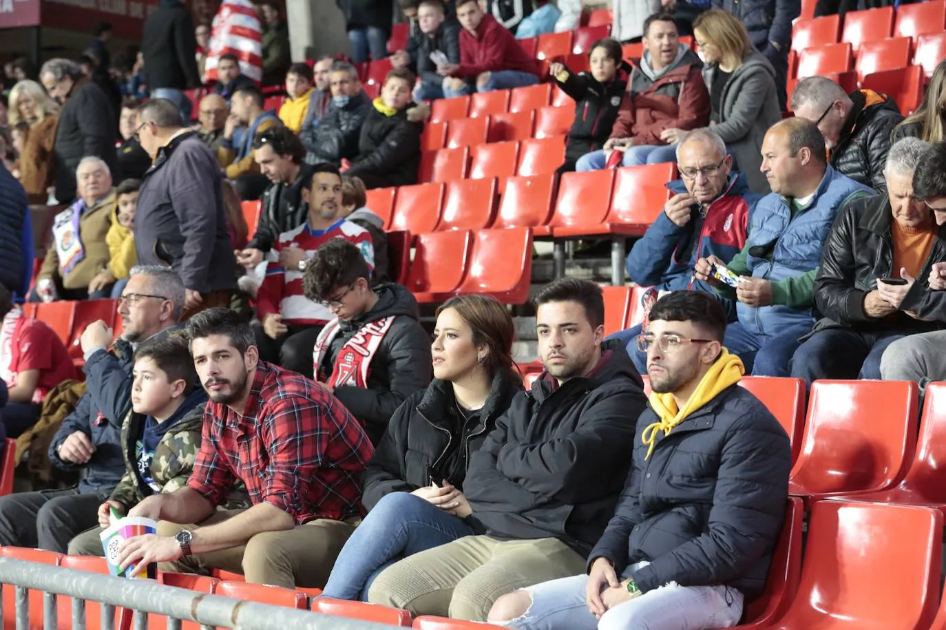 La victoria de los rojiblancos en el descuento desató la alegría en la grada del estadio 