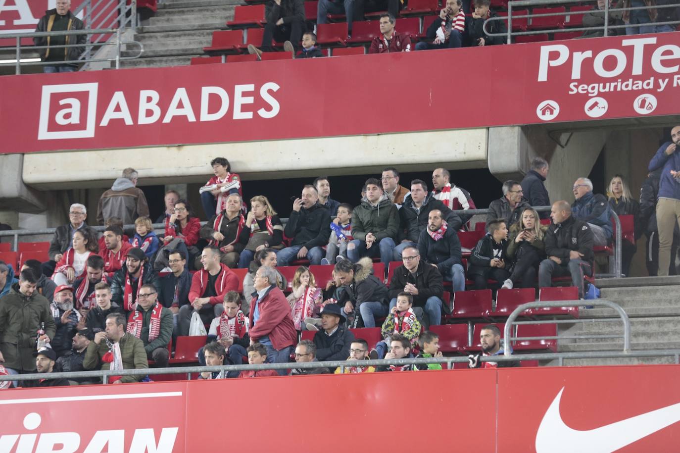 La victoria de los rojiblancos en el descuento desató la alegría en la grada del estadio 