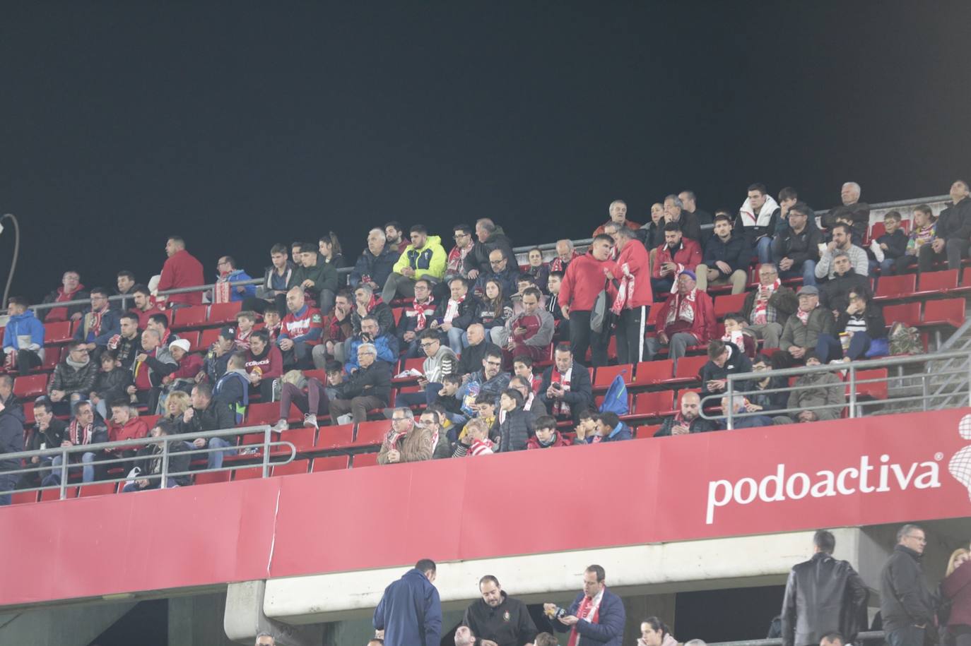 La victoria de los rojiblancos en el descuento desató la alegría en la grada del estadio 