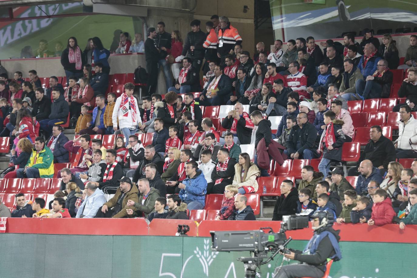 La victoria de los rojiblancos en el descuento desató la alegría en la grada del estadio 