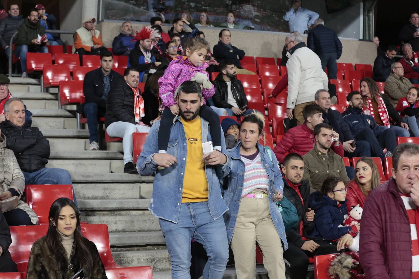 La victoria de los rojiblancos en el descuento desató la alegría en la grada del estadio 