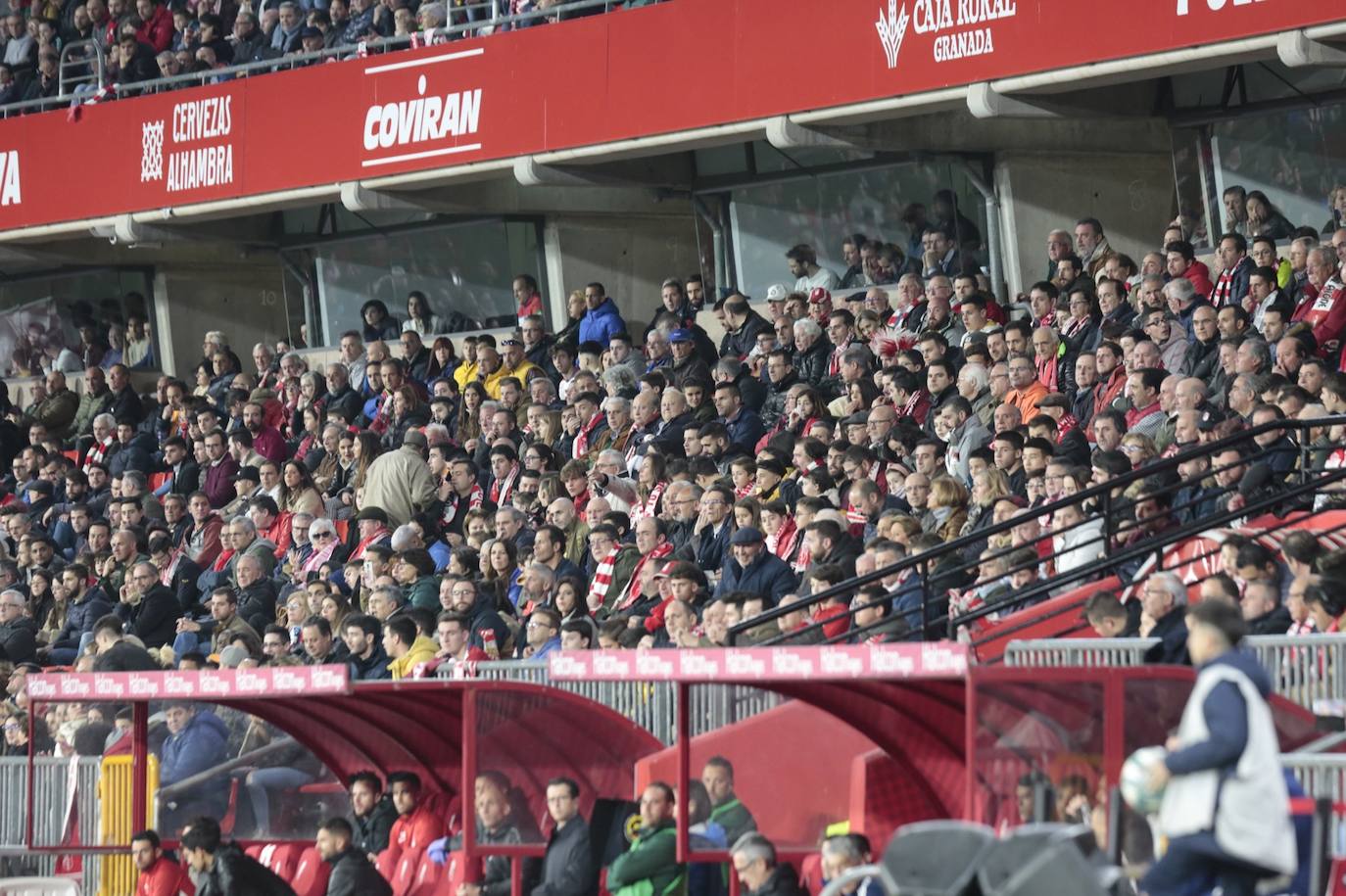 La victoria de los rojiblancos en el descuento desató la alegría en la grada del estadio 