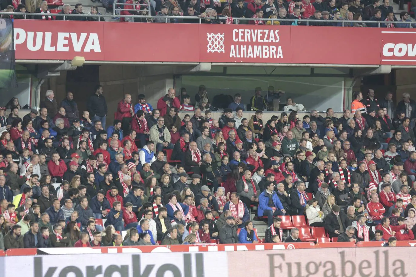 La victoria de los rojiblancos en el descuento desató la alegría en la grada del estadio 