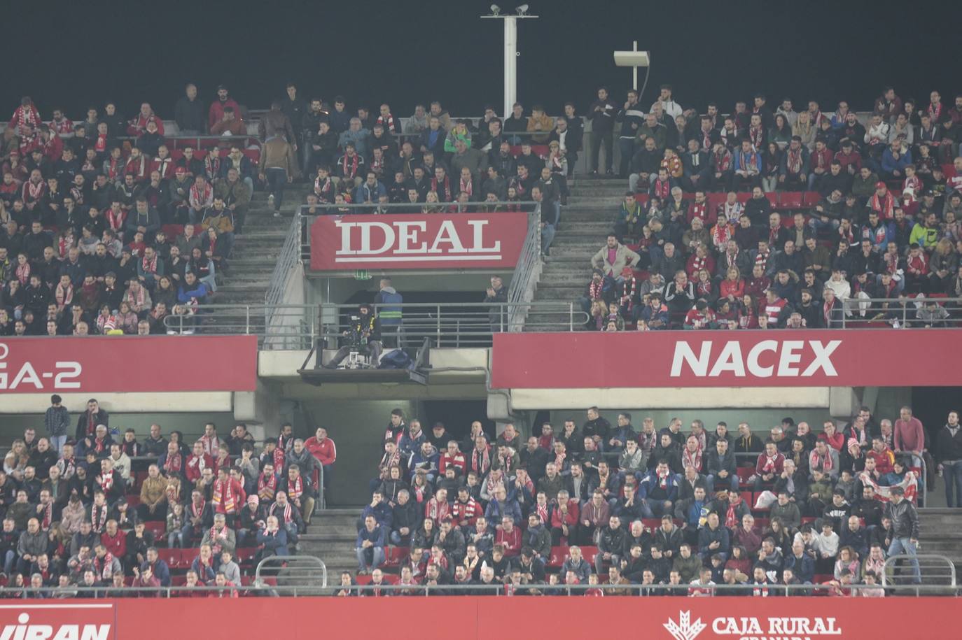 La victoria de los rojiblancos en el descuento desató la alegría en la grada del estadio 