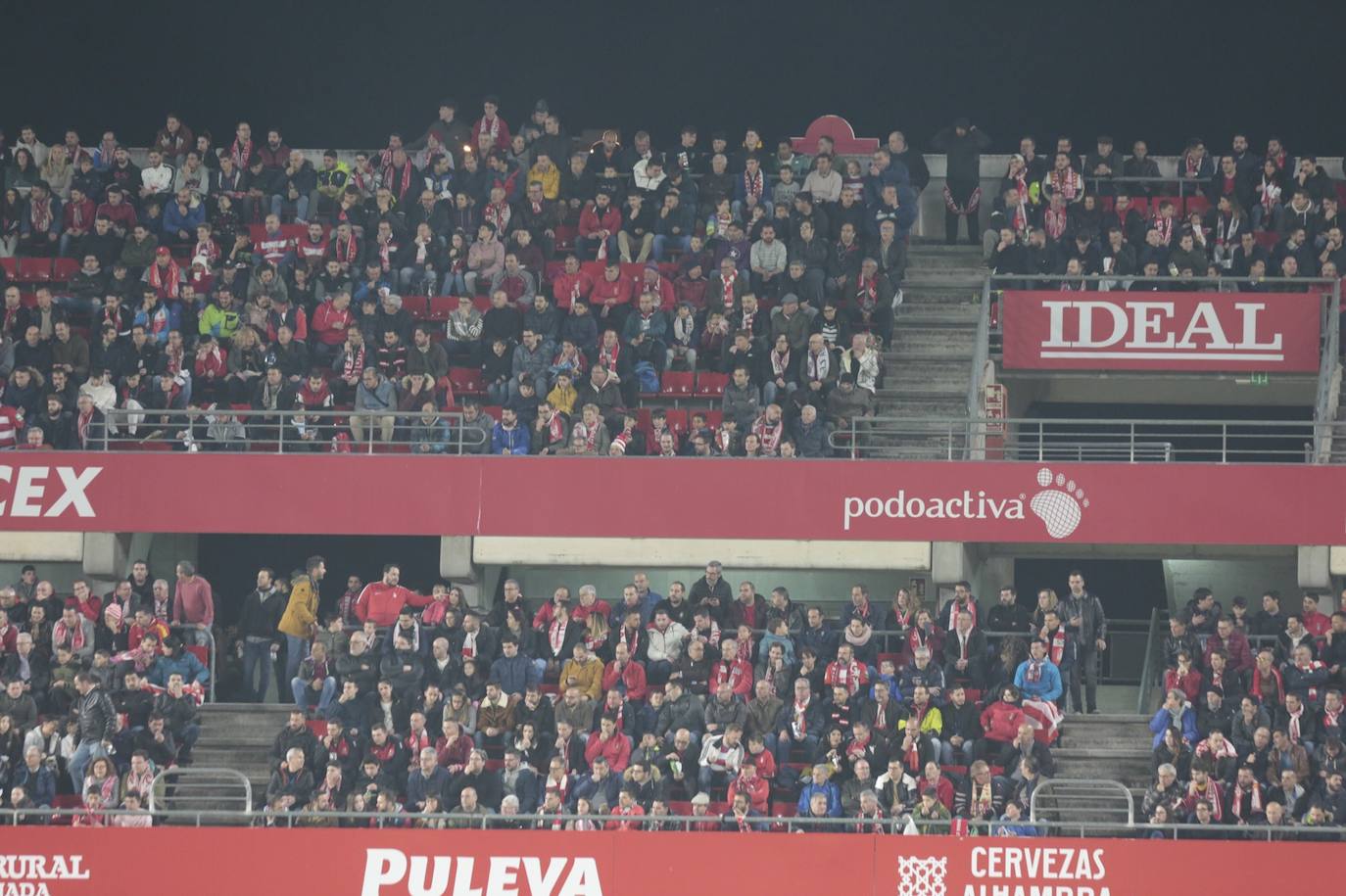 La victoria de los rojiblancos en el descuento desató la alegría en la grada del estadio 