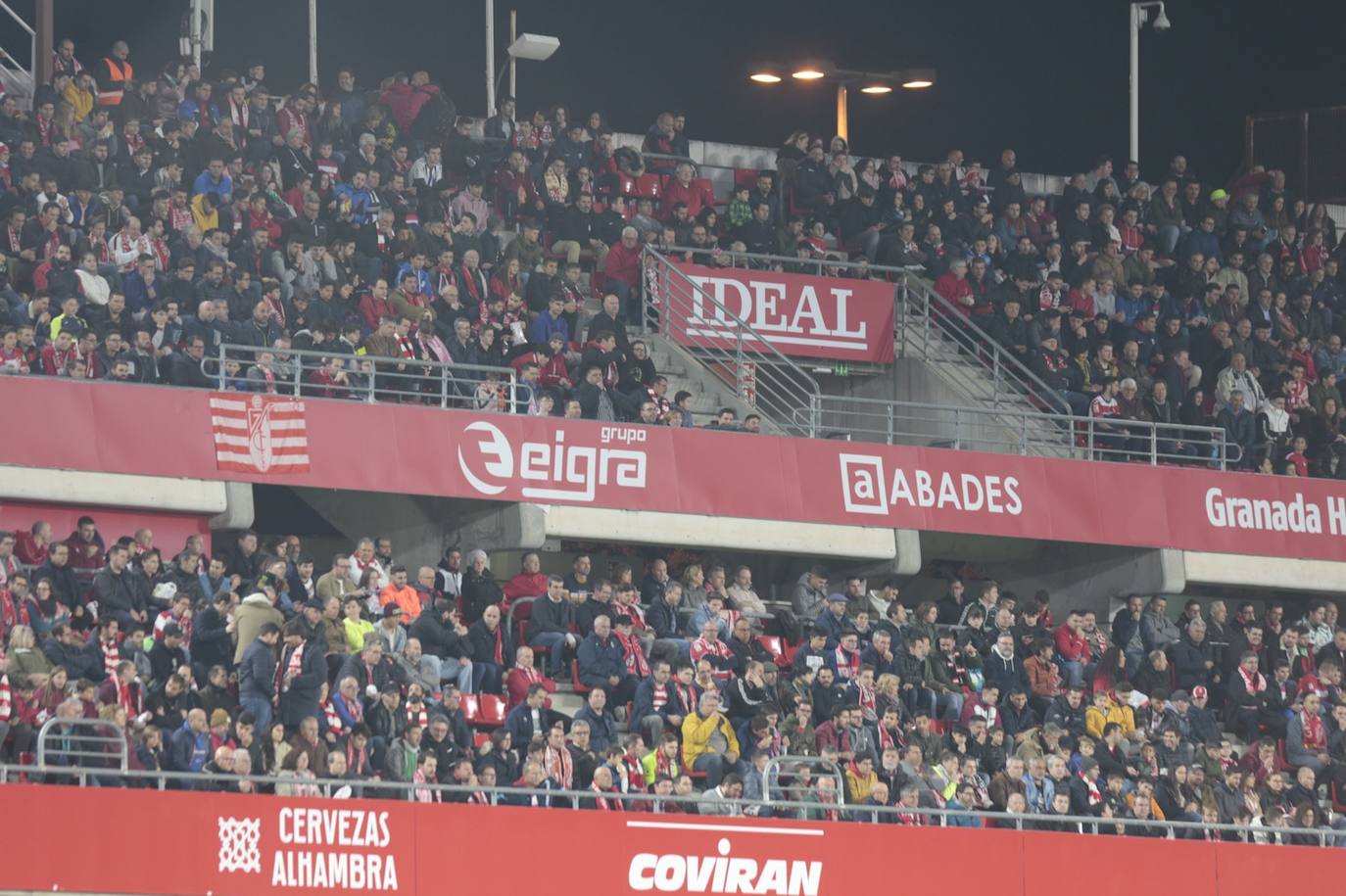 La victoria de los rojiblancos en el descuento desató la alegría en la grada del estadio 