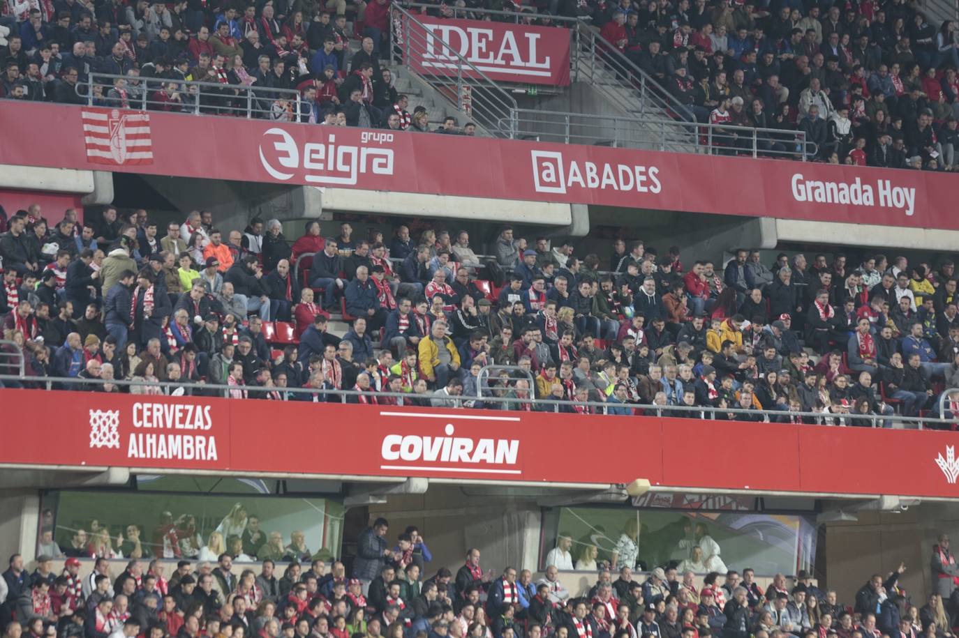 La victoria de los rojiblancos en el descuento desató la alegría en la grada del estadio 