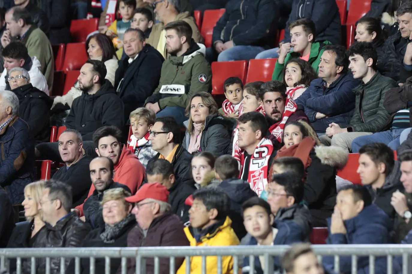 La victoria de los rojiblancos en el descuento desató la alegría en la grada del estadio 