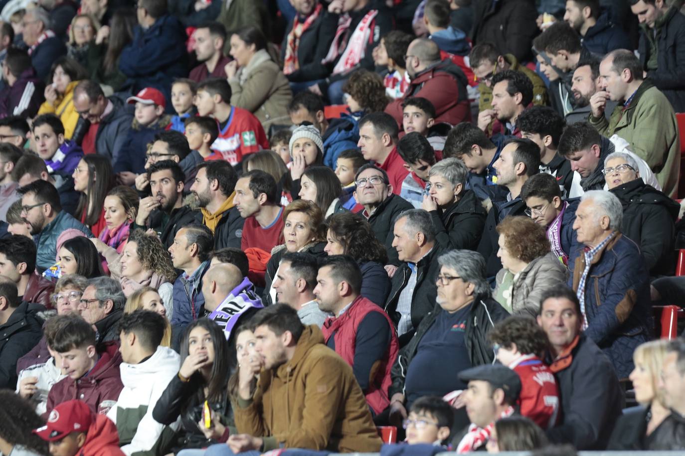 La victoria de los rojiblancos en el descuento desató la alegría en la grada del estadio 