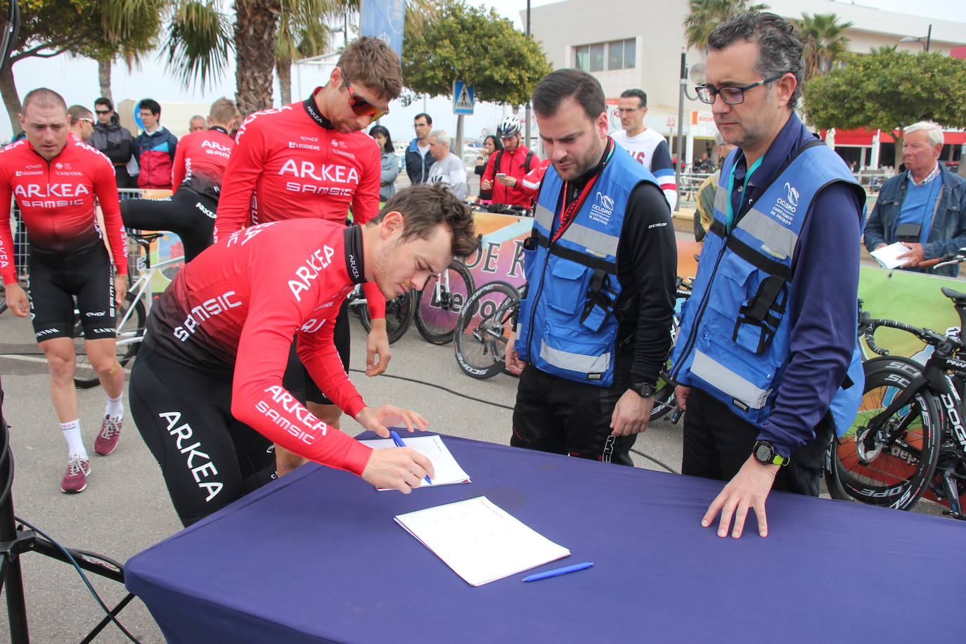 La carrera almeriense homenajea la memoria de la madre de José Manuel Muñoz, organizador de la prueba, fallecida esta mañana