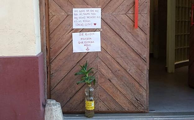 Imagen principal - La sucesión de carteles que conmovió a los vecinos del barrio.