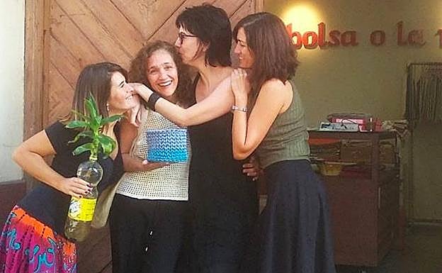 Las trabajadoras de 'La Bolsa o la vida' reciben el regalo de un macetero de una vecina.