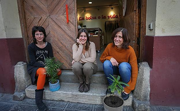 Evali, Raquel y ängeles, en e tranco de su oficina con las macetas que nadie ha podido robar.