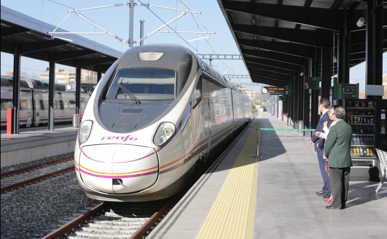 Avant | La conexión Sevilla-Granada se estrena con medio centenar de viajeros y sin retraso