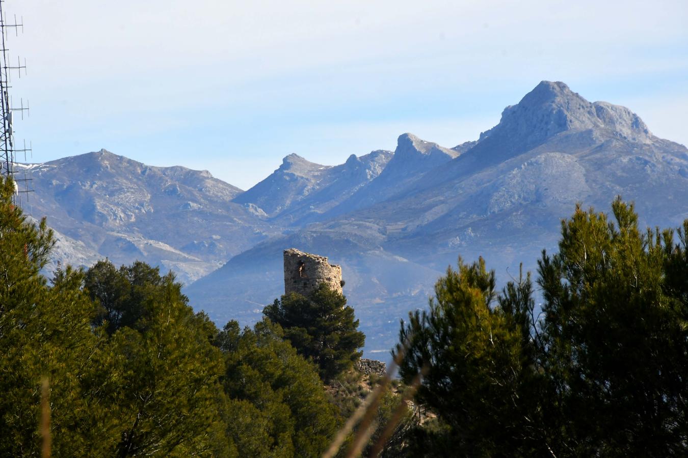 La torre y sierra Arana con el Peñón de la Mata a la derecha. Ruta hacia el Torreón de Albolote, en Sierra Elvira 
