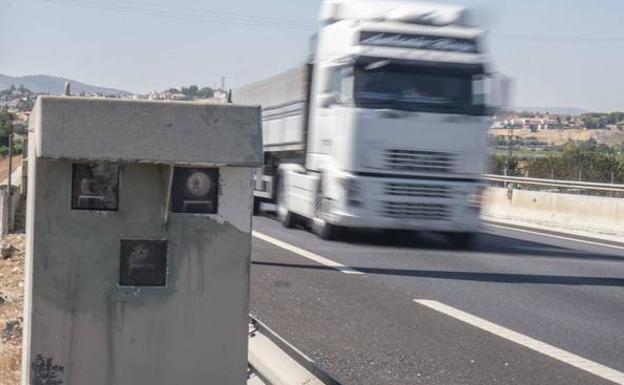 Los otros motivos por los que puede multarte un radar de la DGT, a parte de la velocidad