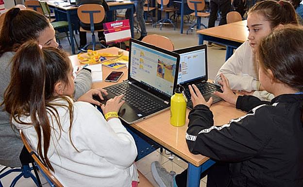 Niños participan en uno de los talleres del III JamToday Granada. 