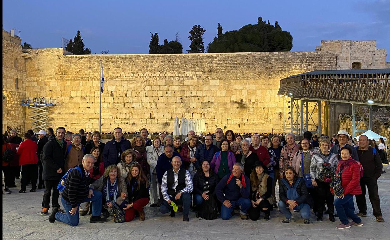 50 personas de La Alpujarra peregrina a Tierra Santa con el sacerdote de Capileira Alfonso Aguilar
