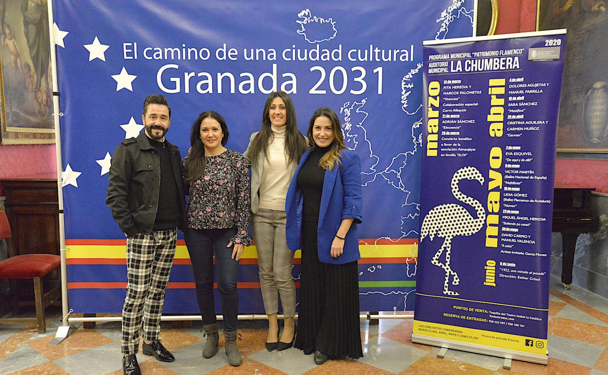 La concejal, la directora del certamen y artistas participantes, durante la presentación.