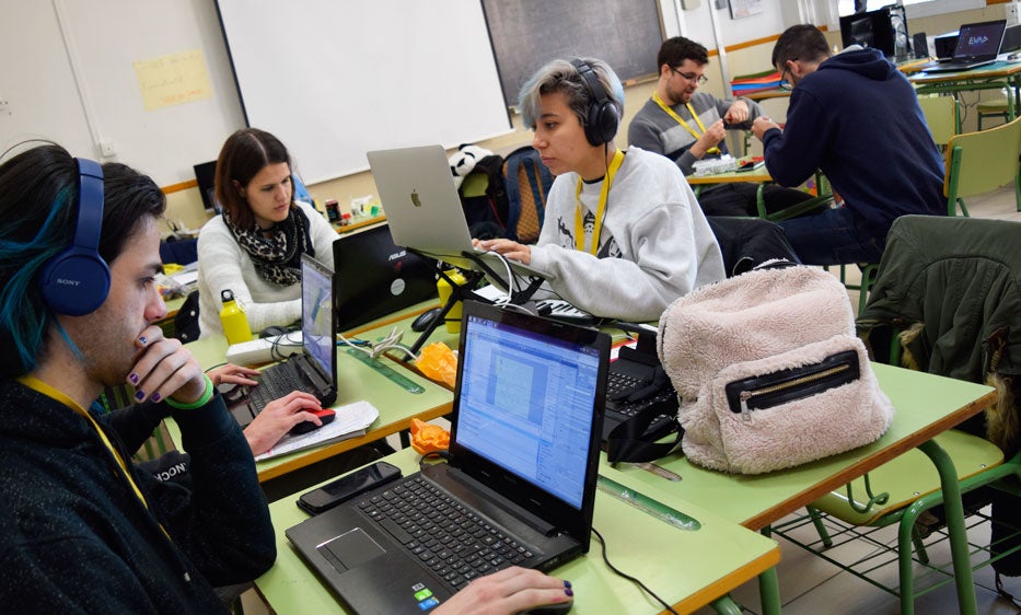 Más de 120 personas, entre los 84 participantes y los 40 expertos de la red Guadalinfo y entidades colaboradoras, han diseñado este fin de semana 21 prototipos de juegos y videojuegos contra la despoblación rural