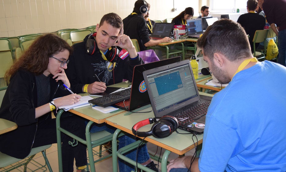 Más de 120 personas, entre los 84 participantes y los 40 expertos de la red Guadalinfo y entidades colaboradoras, han diseñado este fin de semana 21 prototipos de juegos y videojuegos contra la despoblación rural