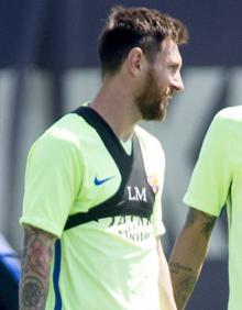 Imagen secundaria 2 - Arriba, demostración de cómo funciona el dispositivo. Abajo a la izquierda Iniesta porta el WIMU en un entrenamiento de la selección. A la derecha, Lionel Messi con el chaleco con sus iniciales. 