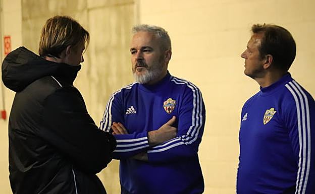Imagen principal - Víctor Mañas (arriba) dialoga con José María Gutiérrez en presencia de Antonio Ruiz. El almeriense (abajo) pendiente del entrenamiento esta mañana. 