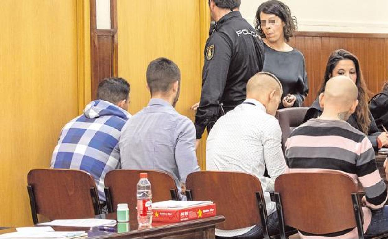 Los cuatro acusados, de espaldas, durante el juicio. 