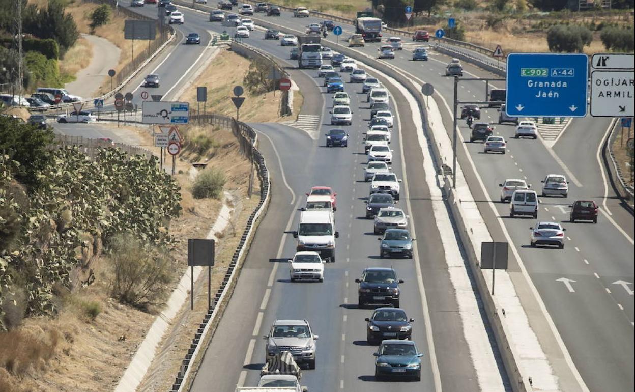 La rotonda de Maracena será la entrada de la caravana de tractores que viene de Iznalloz. 