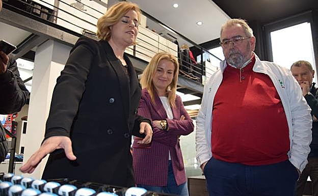 Isabel Pérez enseña a Ramón Sedeño el material a utilizar, en presencia de Maria Luis Cruz, diputada de Deportes. 