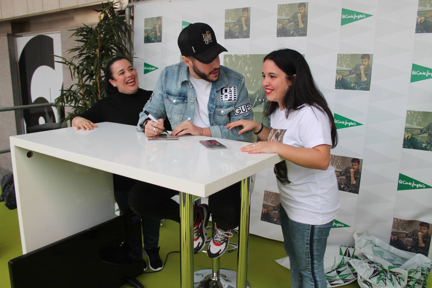 Decenas de personas han acudido a la firma de discos del cantante esta tarde en la plaza Empresario Diego Torres, donde han podido fotografiarse con él 