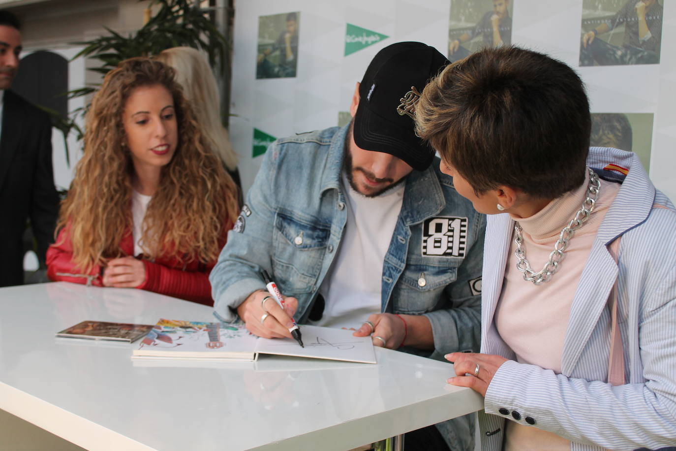 Decenas de personas han acudido a la firma de discos del cantante esta tarde en la plaza Empresario Diego Torres, donde han podido fotografiarse con él 