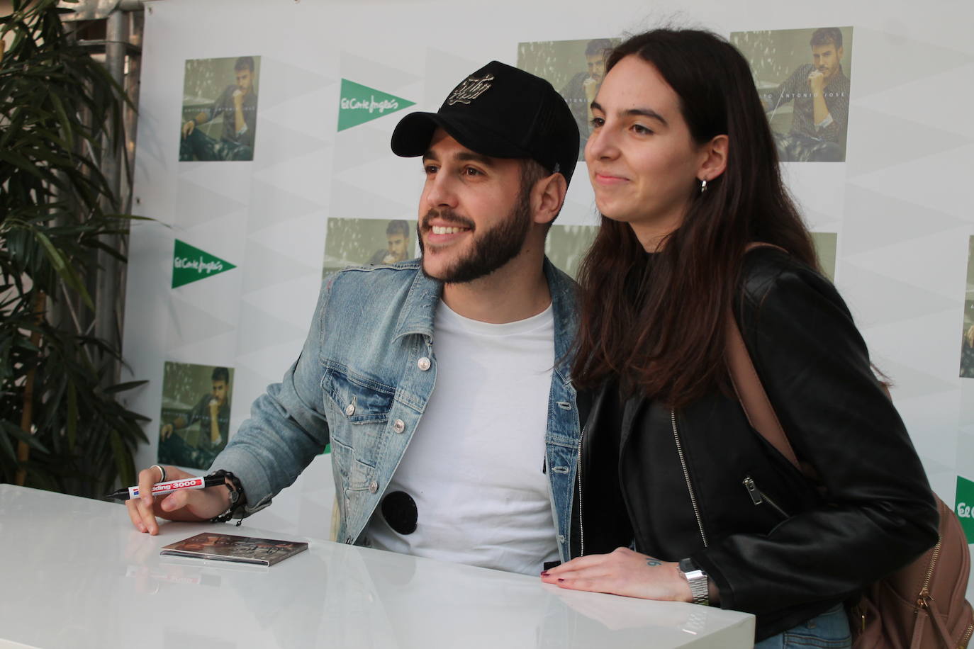 Decenas de personas han acudido a la firma de discos del cantante esta tarde en la plaza Empresario Diego Torres, donde han podido fotografiarse con él 