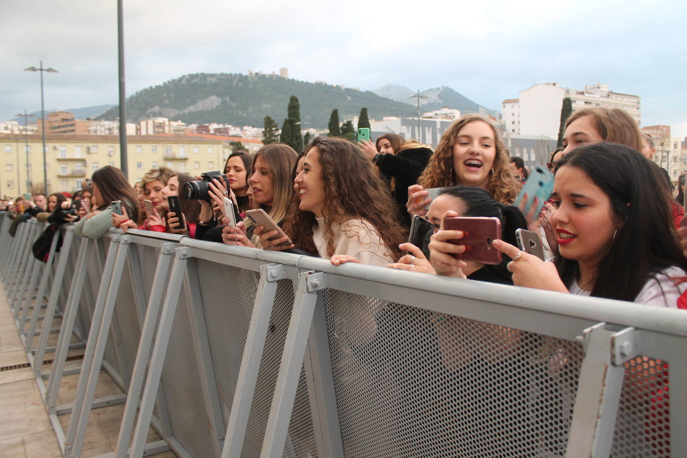 Decenas de personas han acudido a la firma de discos del cantante esta tarde en la plaza Empresario Diego Torres, donde han podido fotografiarse con él 