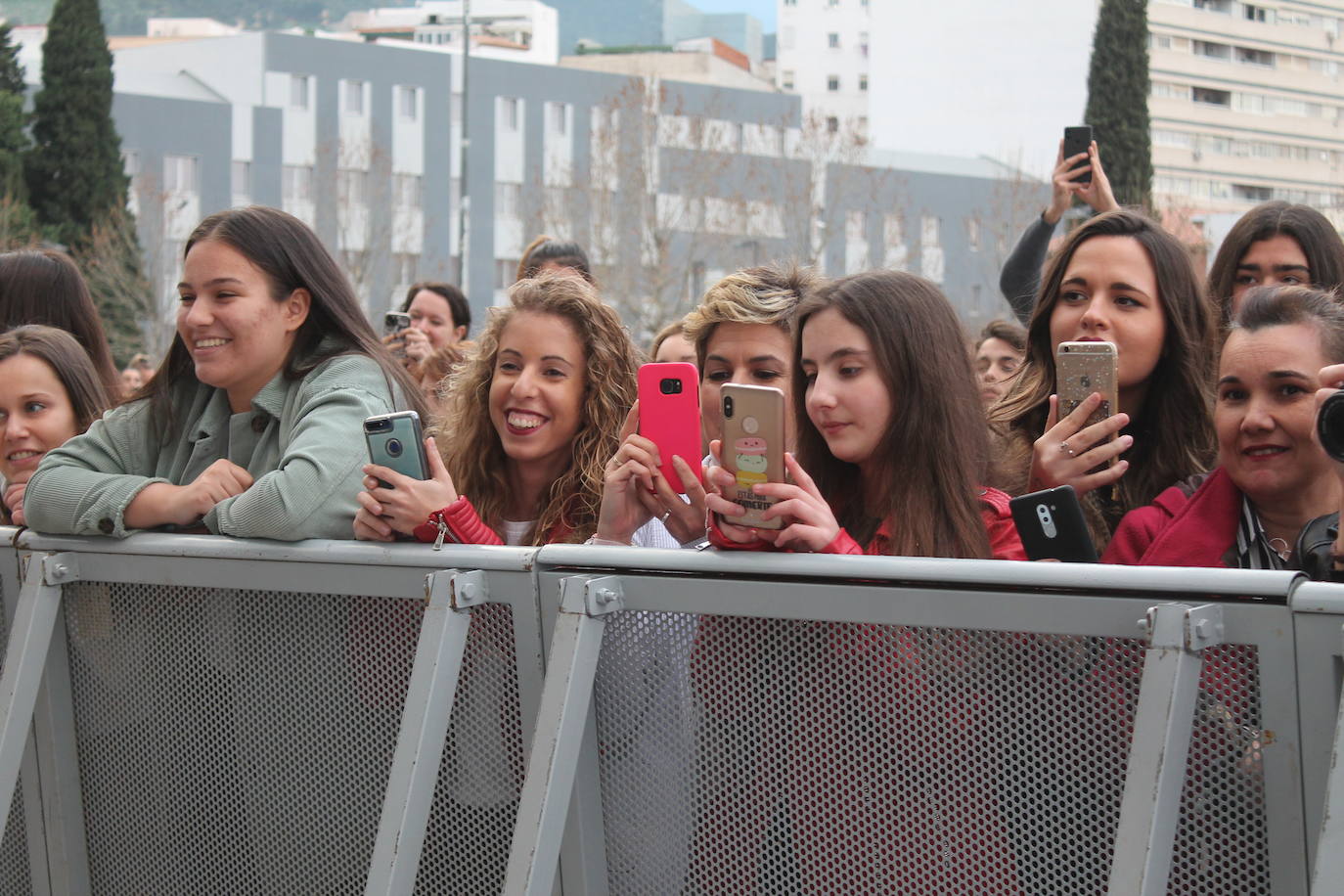 Decenas de personas han acudido a la firma de discos del cantante esta tarde en la plaza Empresario Diego Torres, donde han podido fotografiarse con él 