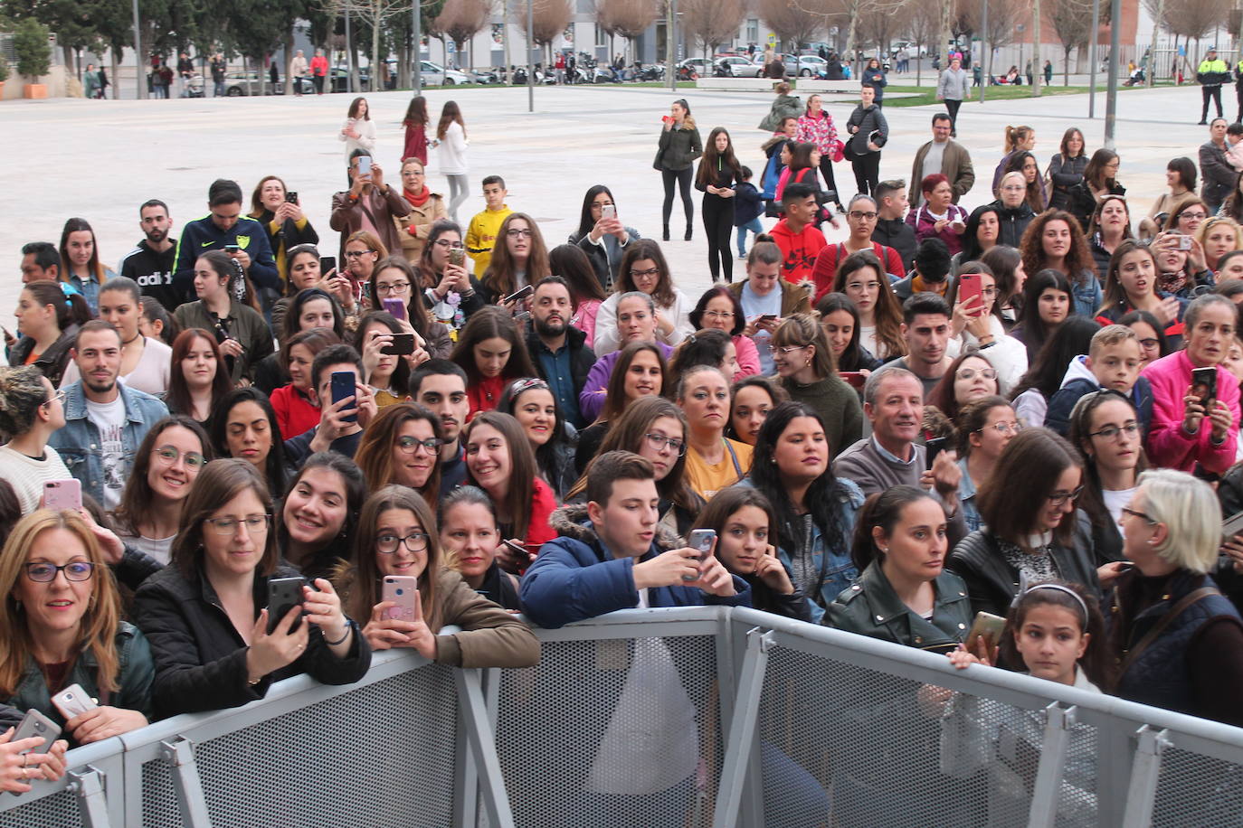 Decenas de personas han acudido a la firma de discos del cantante esta tarde en la plaza Empresario Diego Torres, donde han podido fotografiarse con él 