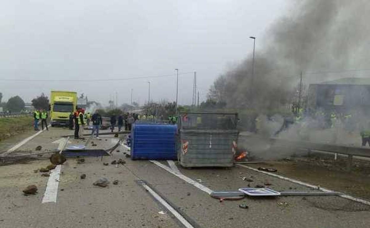 Protesta en la concentración sin permiso oficial en la A-4 a la altura de La Carolina. 