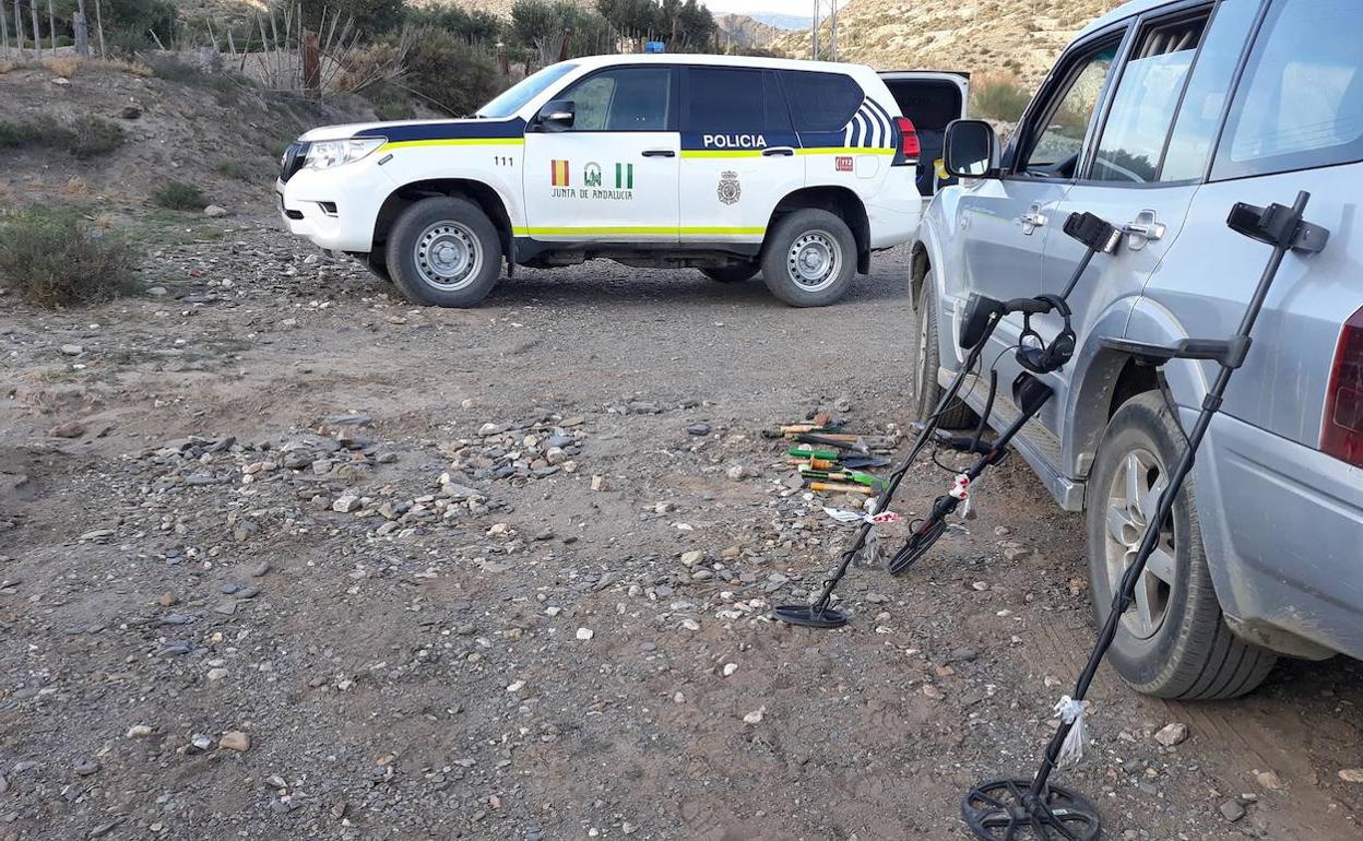 Detectores de metales y otros materiales intervenidos a los investigados junto a un vehículo en Gérgal. 