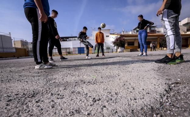 Alumnos del Ave María Esparraguera, jugando ayer en el patio del colegio. 